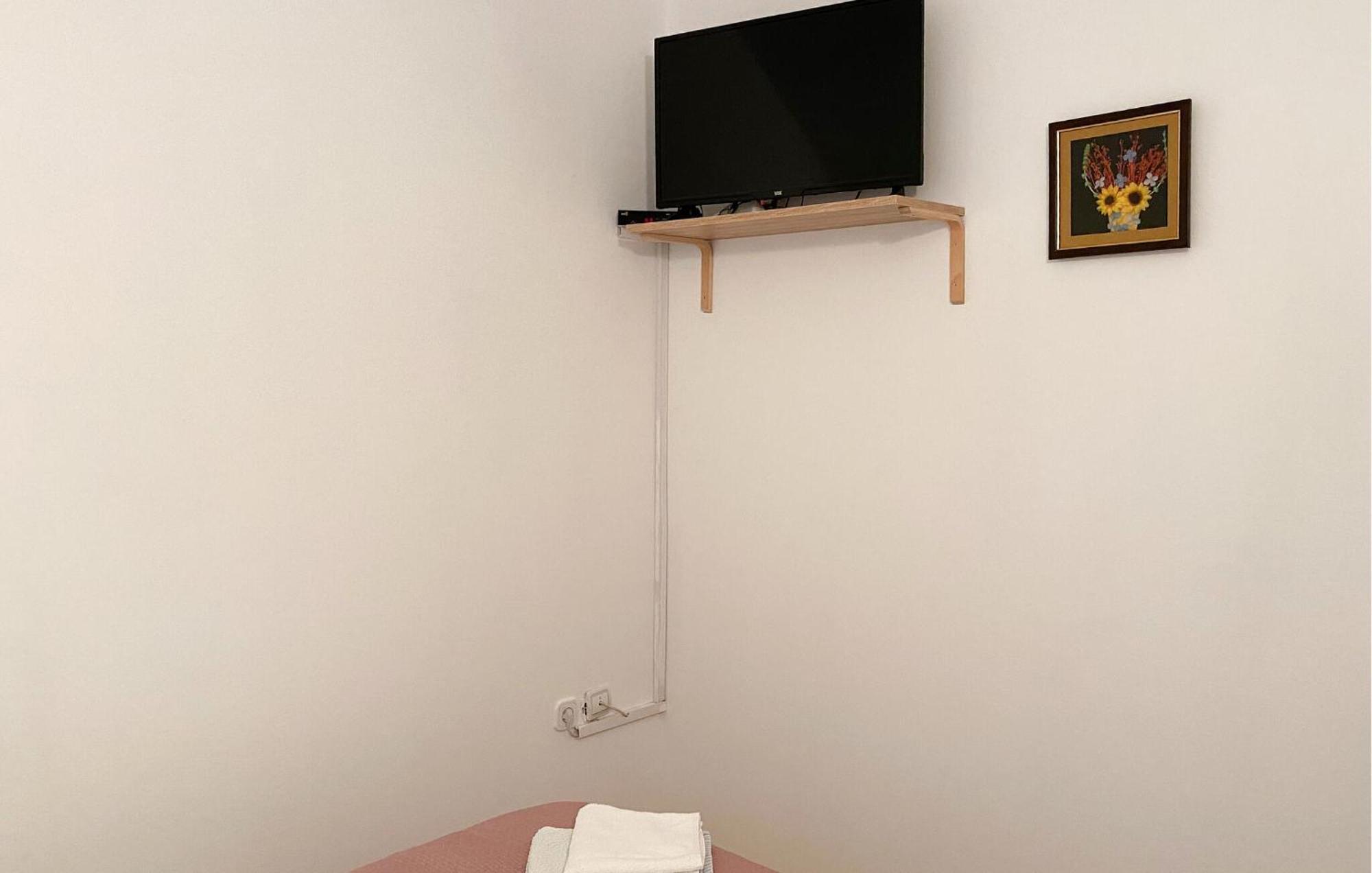 1 Bedroom Awesome Apartment In Liznjan Exterior photo